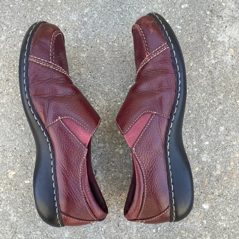 Clarks Bendables Womens 9M Burgundy Leather Slip On Loafers Button Detail 63066